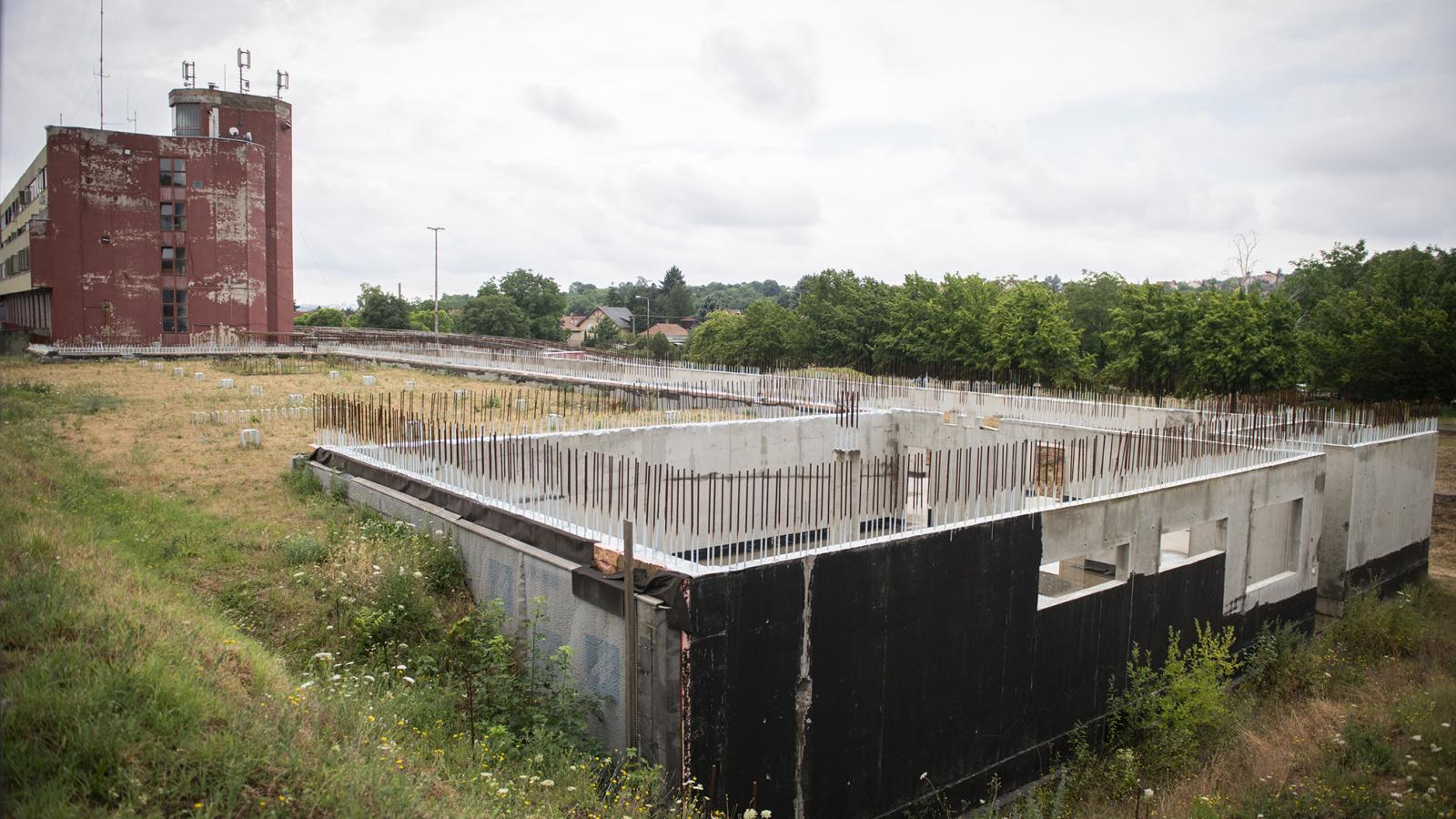 Nem a pécsi tűzoltólaktanya az egyetlen beruházás, ahol a közbeszerzésen nyertes cégek nem készültek el a munkálatokkal