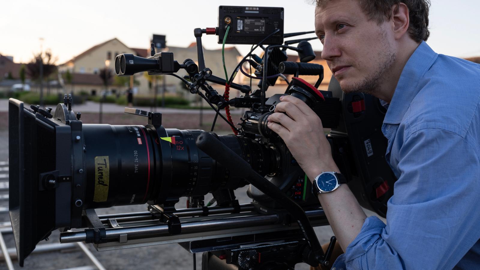 Nemes Jeles László 35 mm-es nyersanyagra forgatta az 1957-ben, Budapesten játszódó filmet