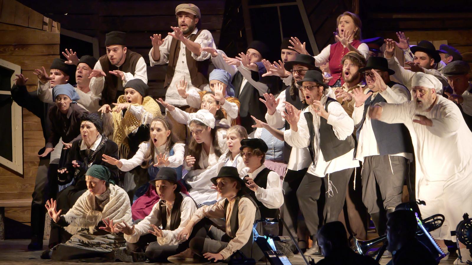 A Hegedűs a háztetőn a Szatmárnémeti Északi Színház Harag György Társulatának előadásában kiadós sikerrel ment Gyulán