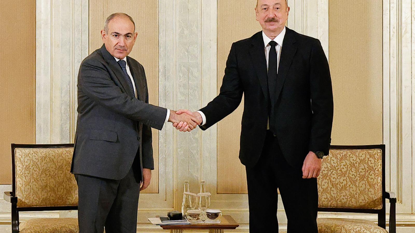 Nikol Pasinján örmény miniszterelnök és Ilham Aliyev azerbajdzsáni elnök 2025. július 10-én