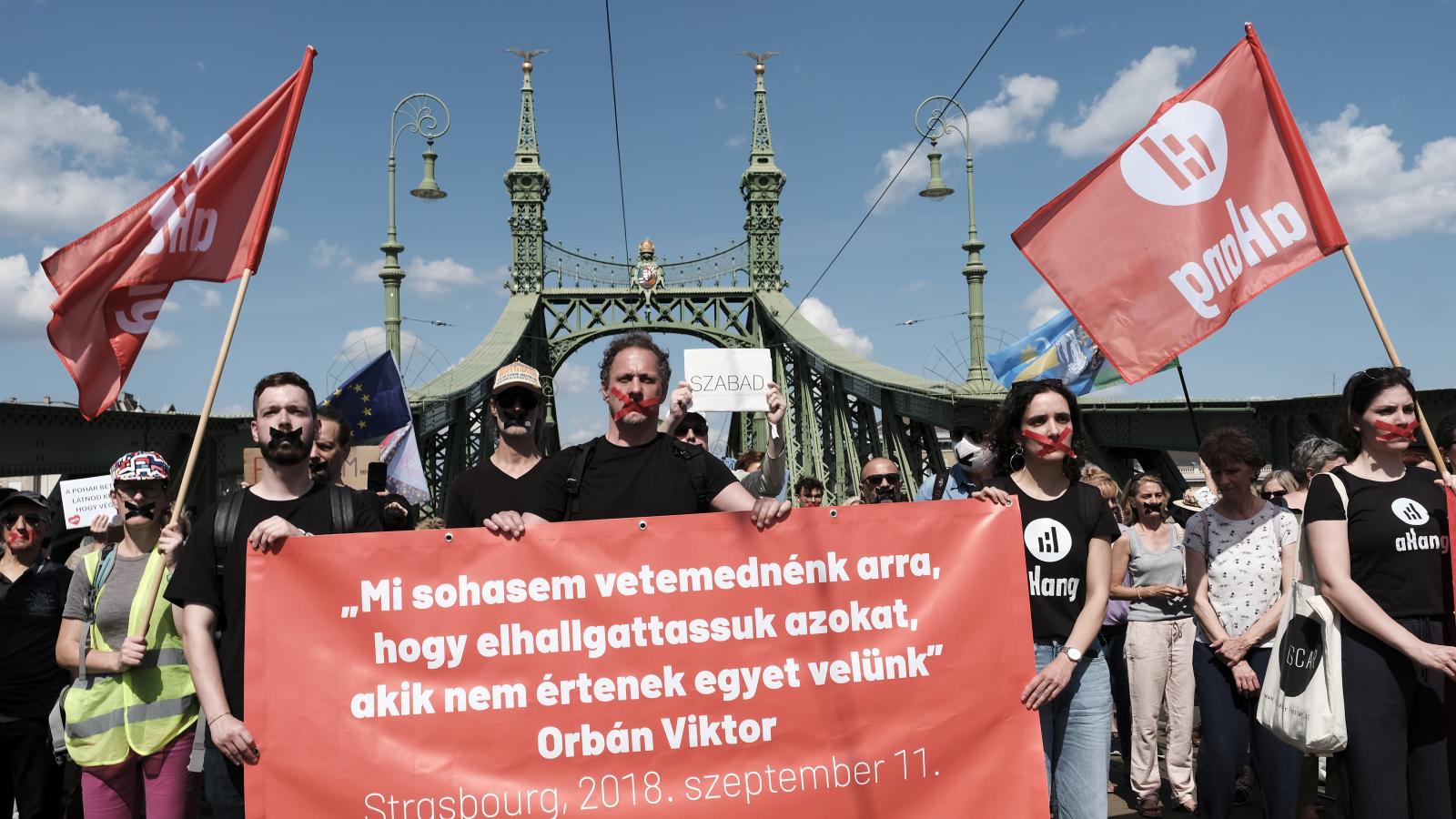 Leragasztott száj – tüntetés az átláthatósági törvény ellen