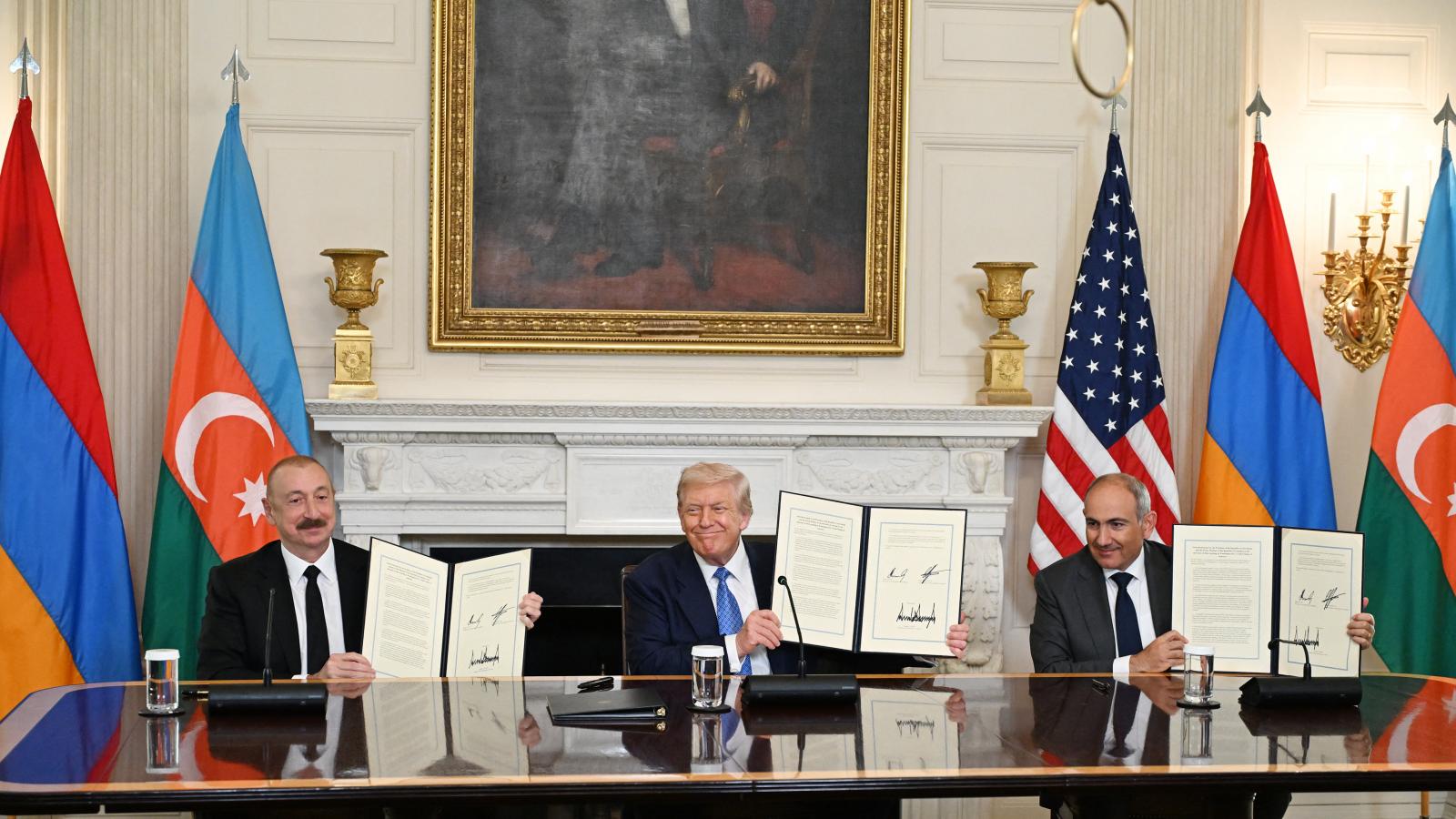 Ilham Alijev, Azerbajdzsán elnöke, Donald Trump amerikai elnök és Nikol Pasinján örmény miniszterelnök 2025. augusztus 8-án a Fehér Házban