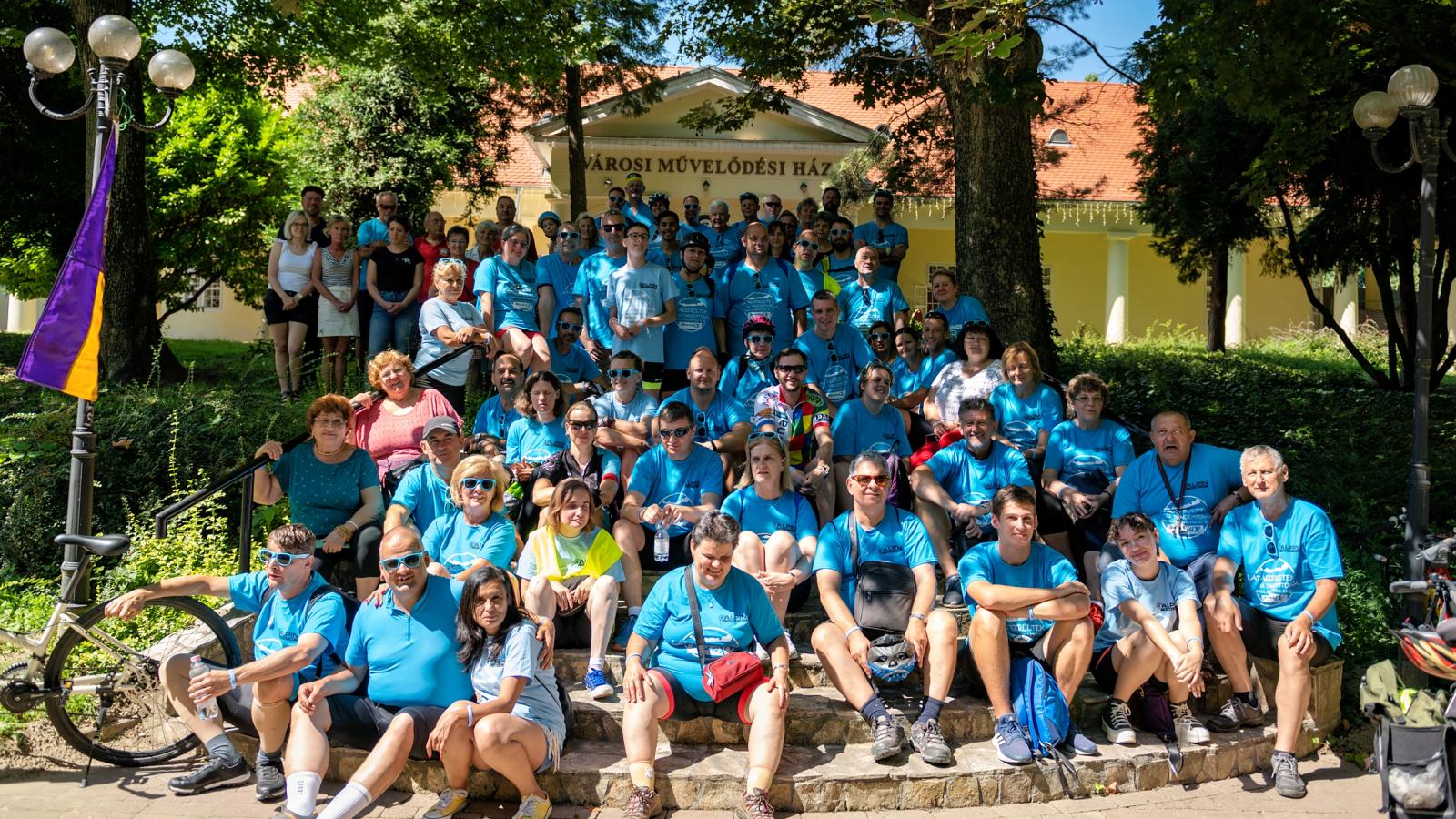 Évről évre egyre többen pattannak nyeregbe, hogy megkerüljék a tavat