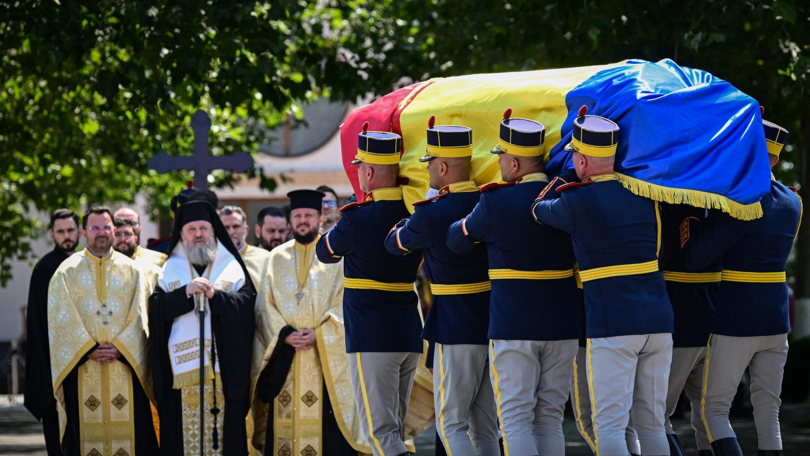 Katonai tiszteletadással, állami gyászszertartáson temették el csütörtökön Ion Iliescut, Románia első szabadon választott államfőjét