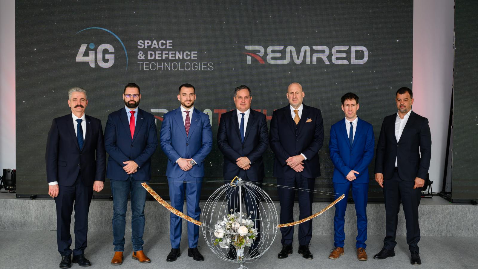 A martonvásári REMTECH Űrtechnológiai Központ bokrétaünnepsége 2025. március 31-én. Nagy Márton nemzetgazdasági miniszter középen mellette jobbra Jászai Gellért, a 4iG vállalatcsoport elnöke.