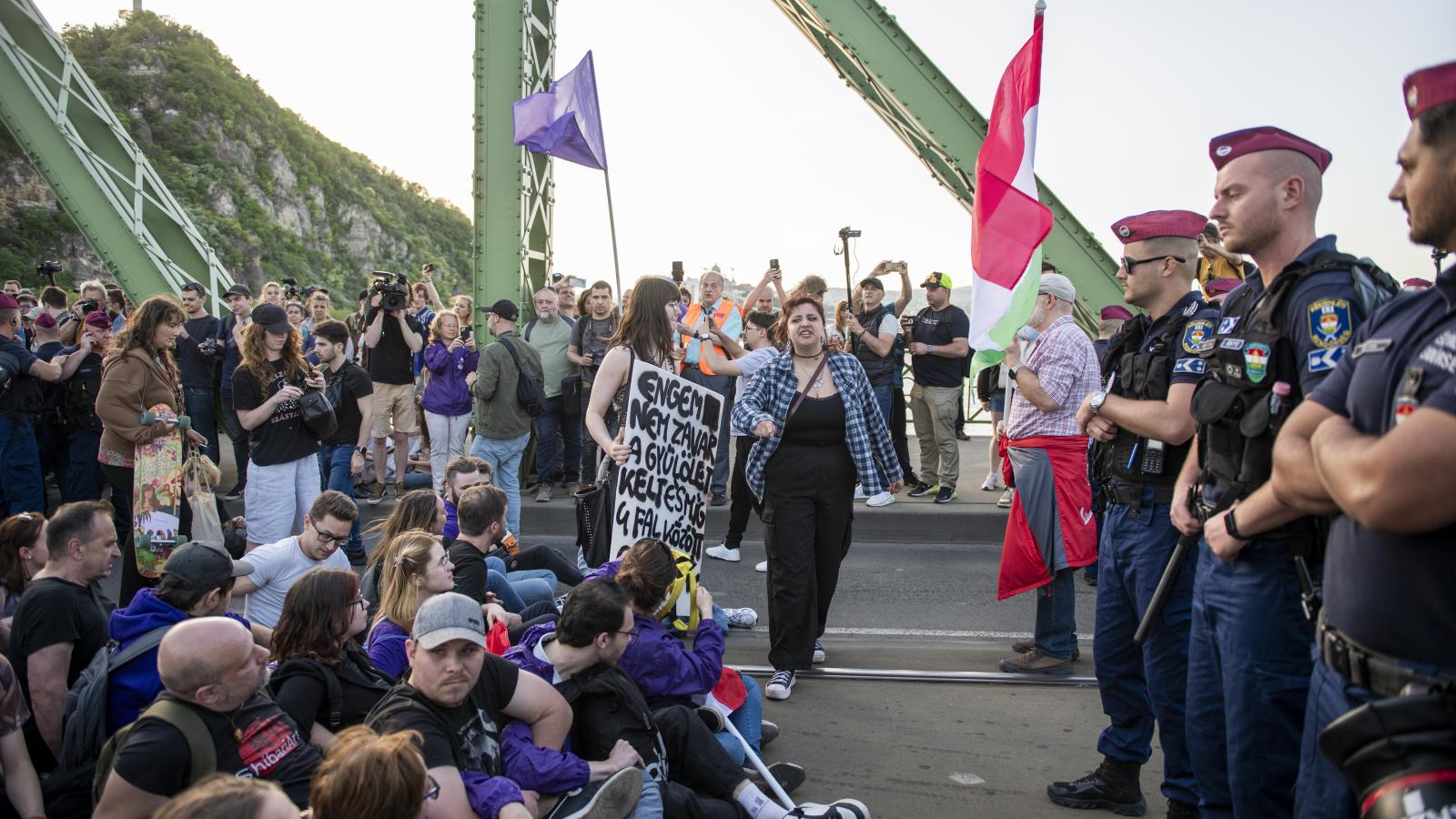 Demonstrálók a Szabadság hídon április 22-én