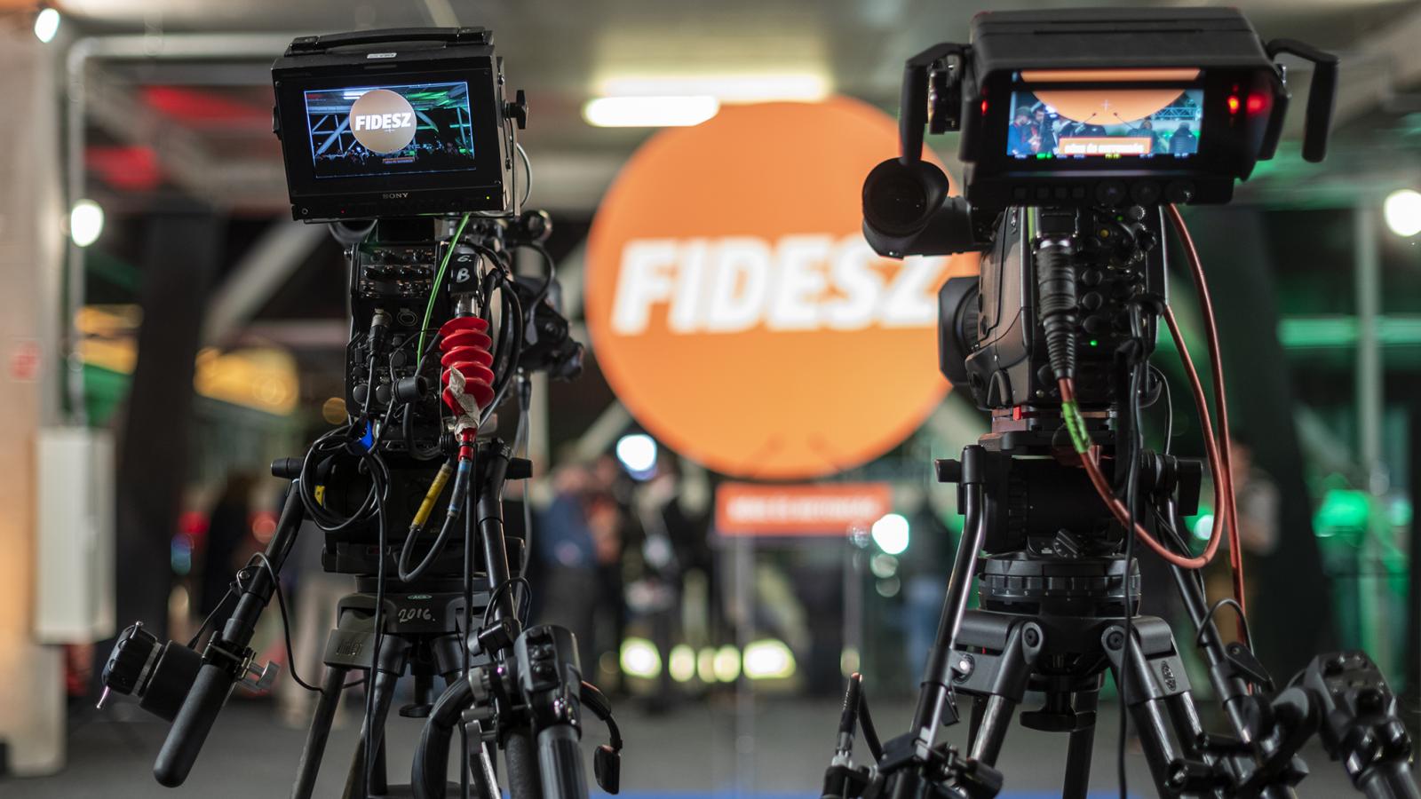 Csak a Fideszt mutatja a kamera. Mindenki más célkeresztben