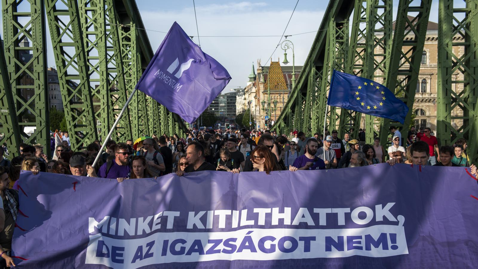 Kép a Momentum április 22-i hídfoglalási akciójáról