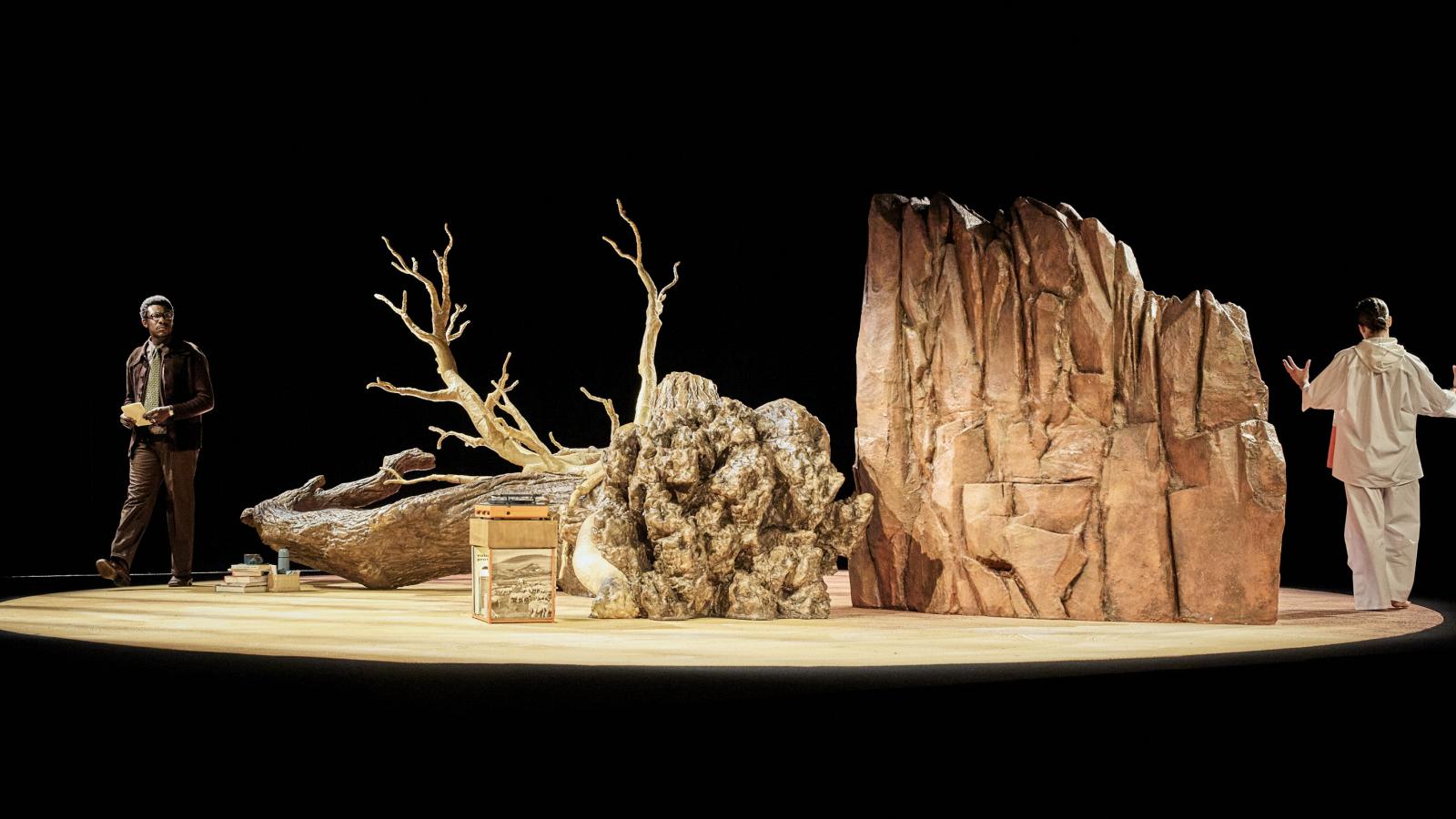 A férfi egy központi földi kórházban próbál menteni valamit abból, ami még menthető, a lánya elhagyta a Földet