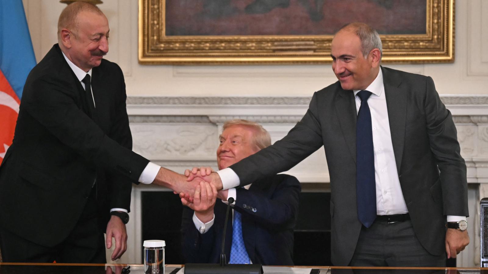 Ilham Aliyev azeri és Nikol Pasinján örmény vezető kézfogása a megállapodást összehozó Trumppal