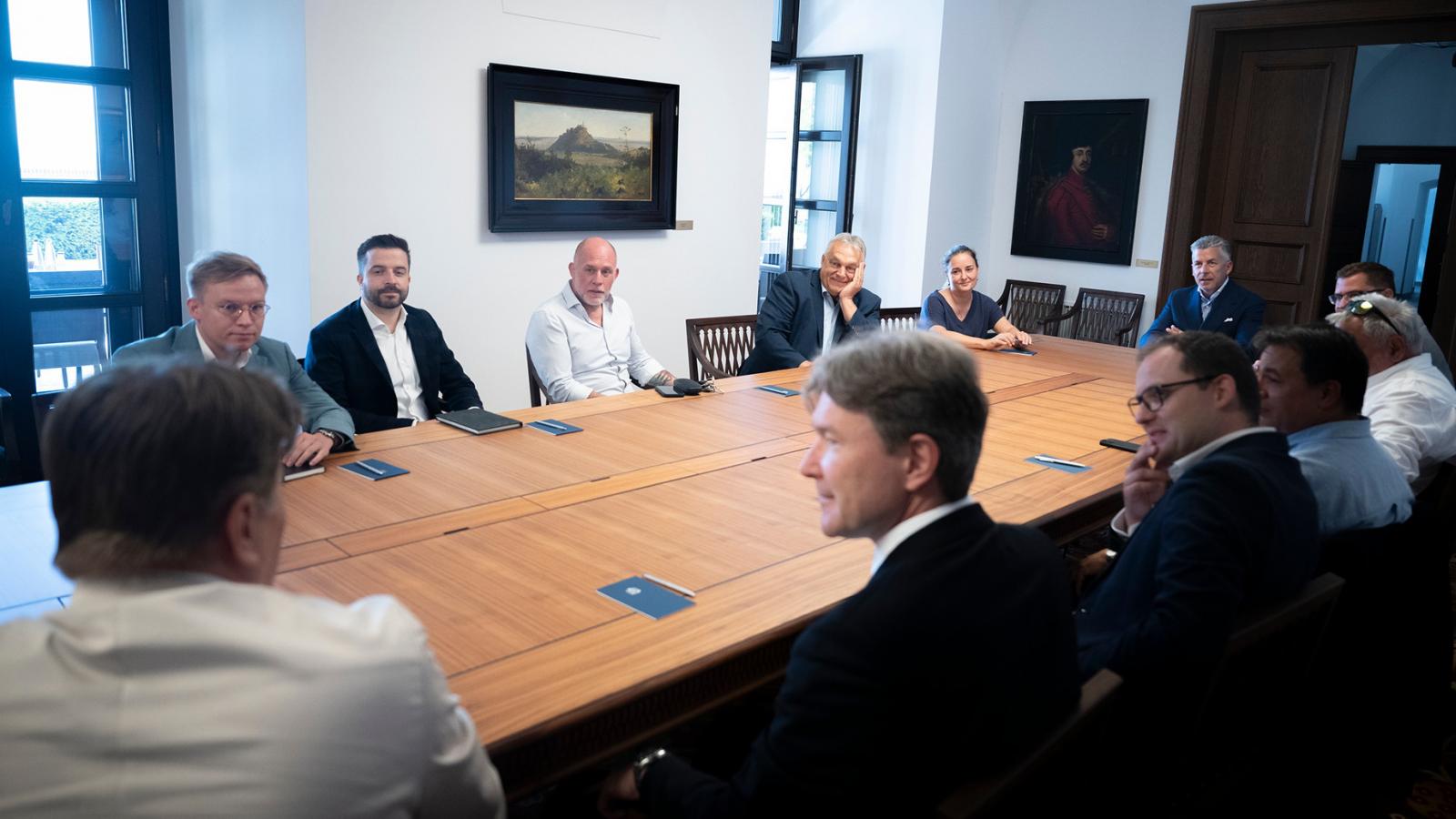 DPK. Orbán könyököl, mellette Dopeman