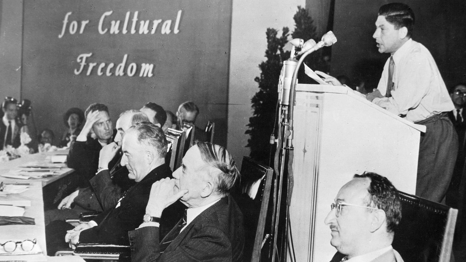 Arthur Koestler
a Congress
for Cultural
Freedom (CCF)
1950-es berlini,
alapító kongres�-
szusán. Az ún.
„nem kommunista
baloldali”
értelmiségieket
vették célba