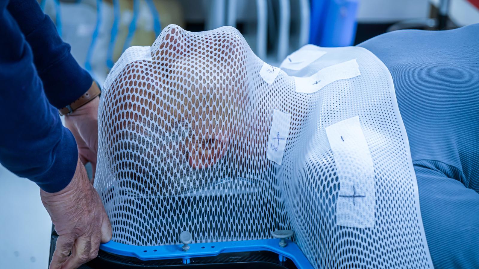 A sugárkezelés
első lépéseként
készítenek egy
műanyag maszkot,
ami befedi
a teljes fejet és
leér egészen
a mellkasig