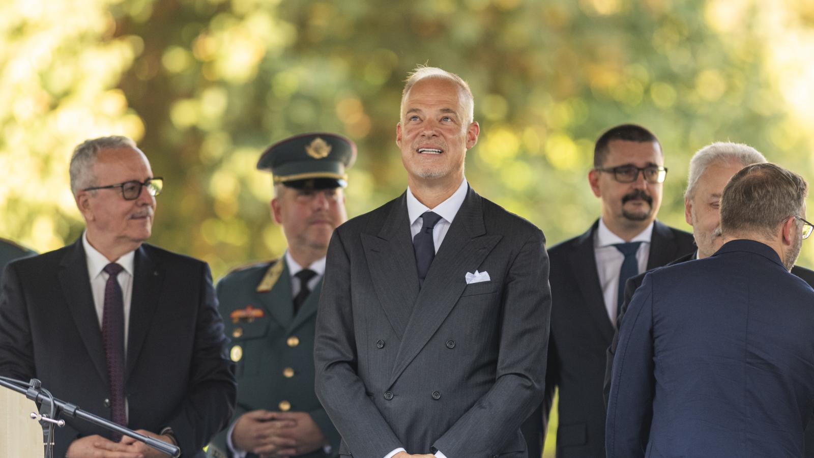 Szalay-Bobrovniczky Kristóf egy tavalyi tisztavatón kémleli az eget