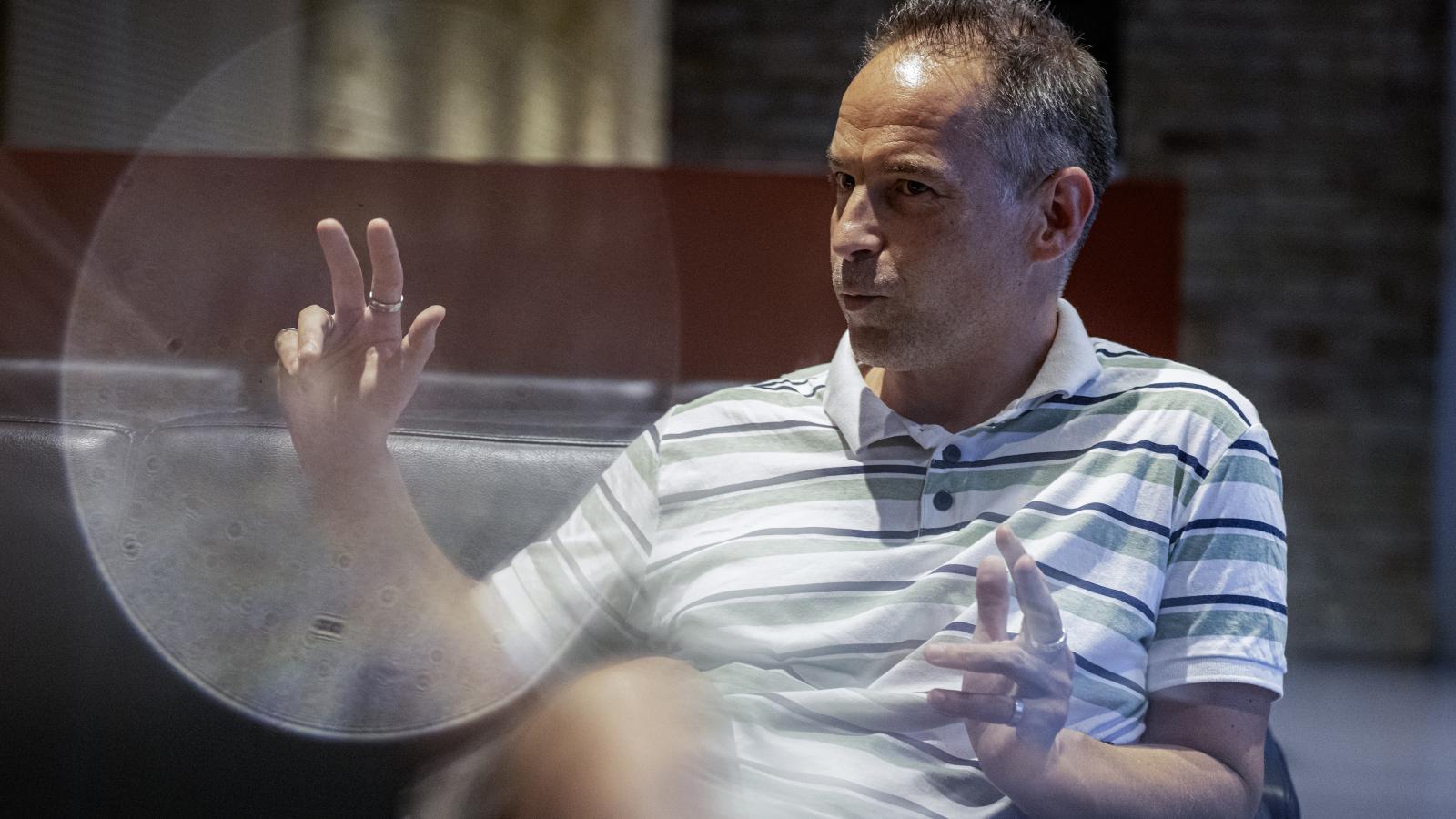 A mostani világ, amely valóban cinikusabb, mint a korábbi, és az Egyesült Államok olyan nemzetközi normákat rúg fel, amelyeket ő maga teremtett, kedvez a konteós nézetek terjedésének – mondta Krekó Péter