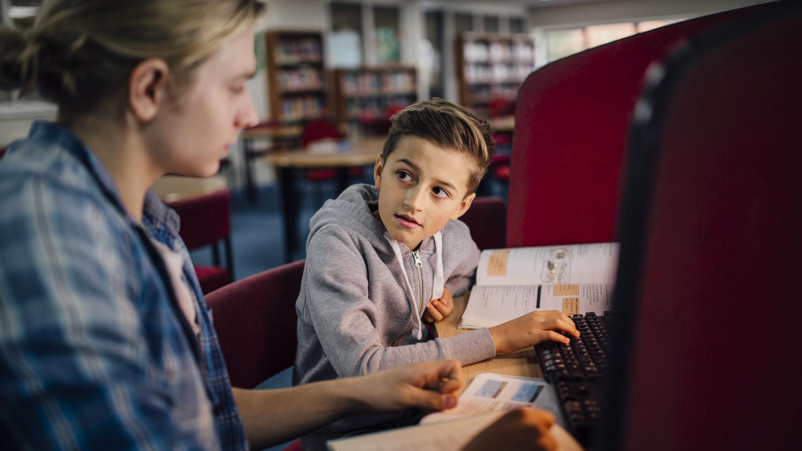 Hét év után a fiúk jobb eredményeket értek el az angliai középiskolai érettségi vizsgákon, mint a lányok