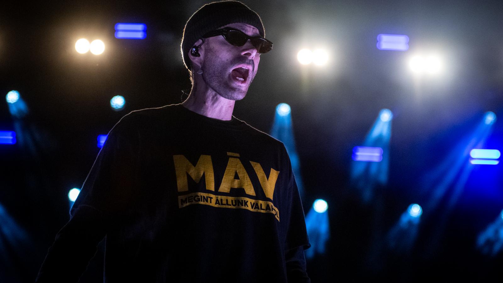 „Mindig a milliárdos tanítja a szegénynek a hittant” – énekli ByeAlex Az én országomban