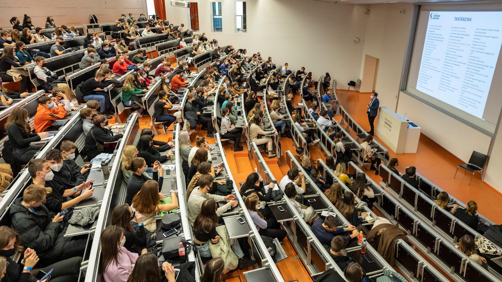 328,5 ezer hallgató járt egyetemre a 2024/25-ös tanévben