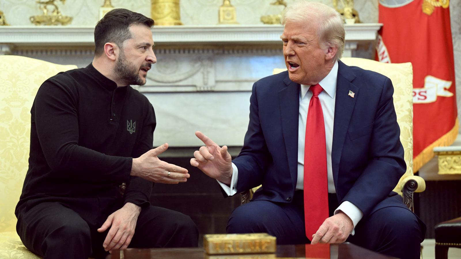 Volodimir Zelenszkij ukrán és Donald Trump orosz elnök 2025.  február 28-án a Fehér Házban