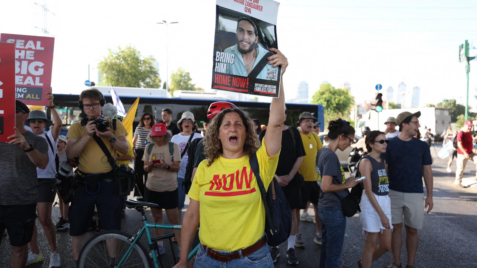 Az izraeli tüntetők a gázai harcok leállítását, a tárgyalóasztalhoz való visszatérést követelik