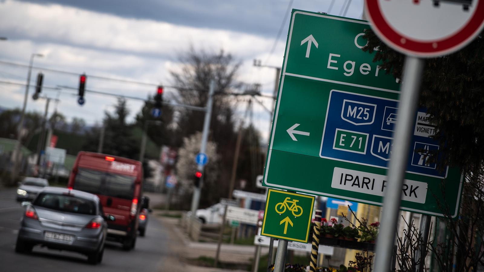 Irány Eger. Erős túlzásnak tűnik, hogy olyan utcákban, ahol a kihasználtság este hat óra után alacsony, 22 óráig szedjenek parkolási díjat