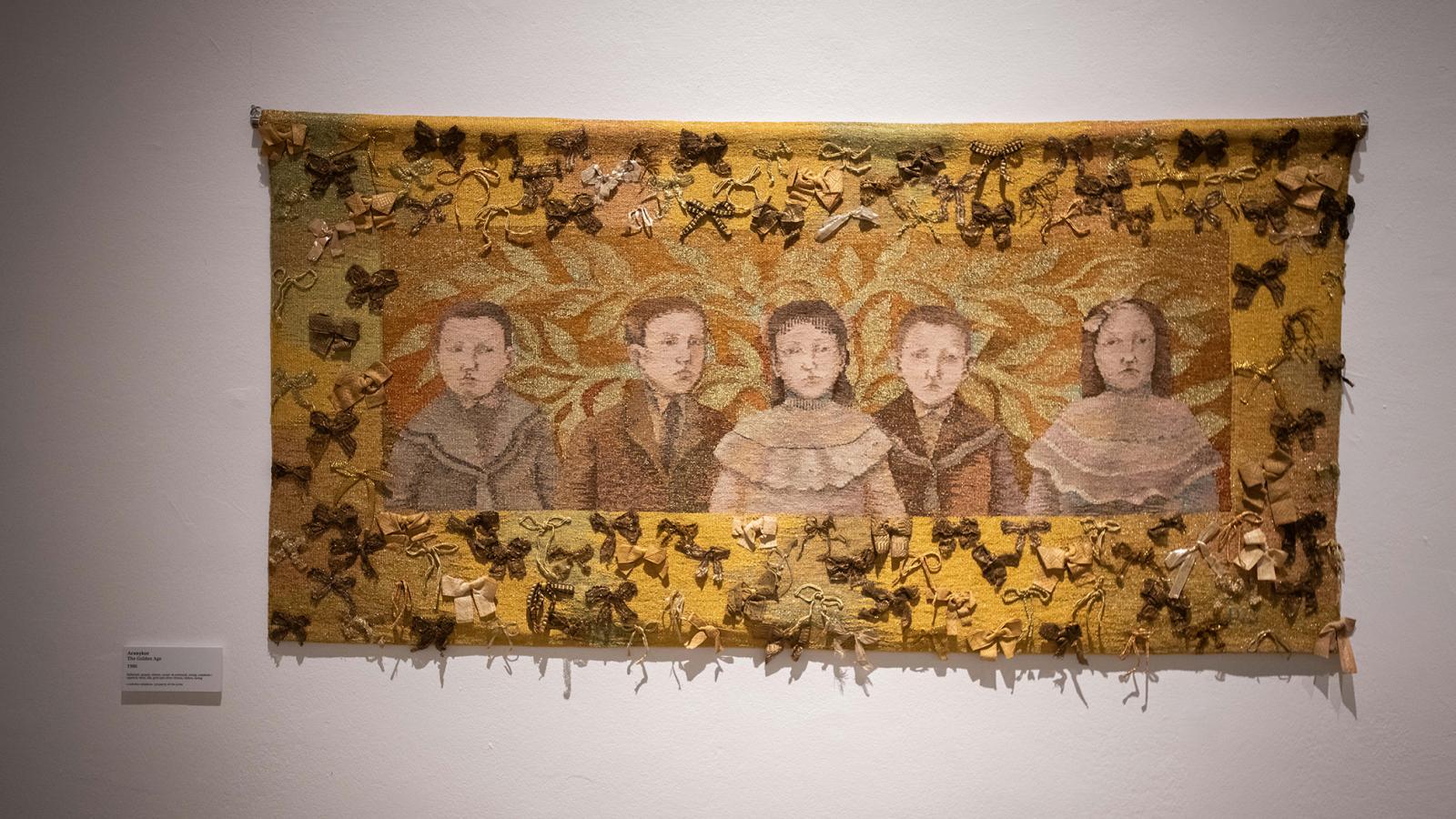 Péreli Zsuzsa több képén a múlt emlékei kerülnek a központba