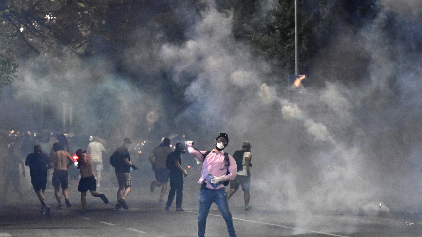 Az elmúlt
napokban a
konfliktusok
végzetesen
elfajultak
Szerbiában.
A
polgárok egyre
radikálisabbak
lettek, és többször
is erőszakhoz
folyamodtak.
A rendőrség
pedig egyre
erőszakosabban
veri szét őket