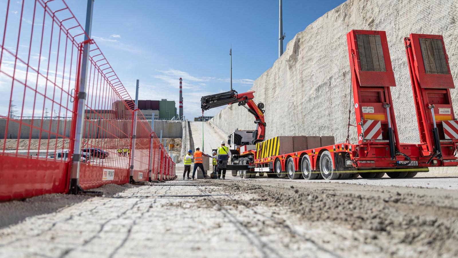 Készül a gödör
Paks 2-nél. Bár
a paksi bővítés
ügyében
kényszerpályán
van az ország az
oroszokkal kötött
nemzetközi
szerződés miatt,
a megrendelt két
reaktort mihamarabb
üzembe
kell állítani