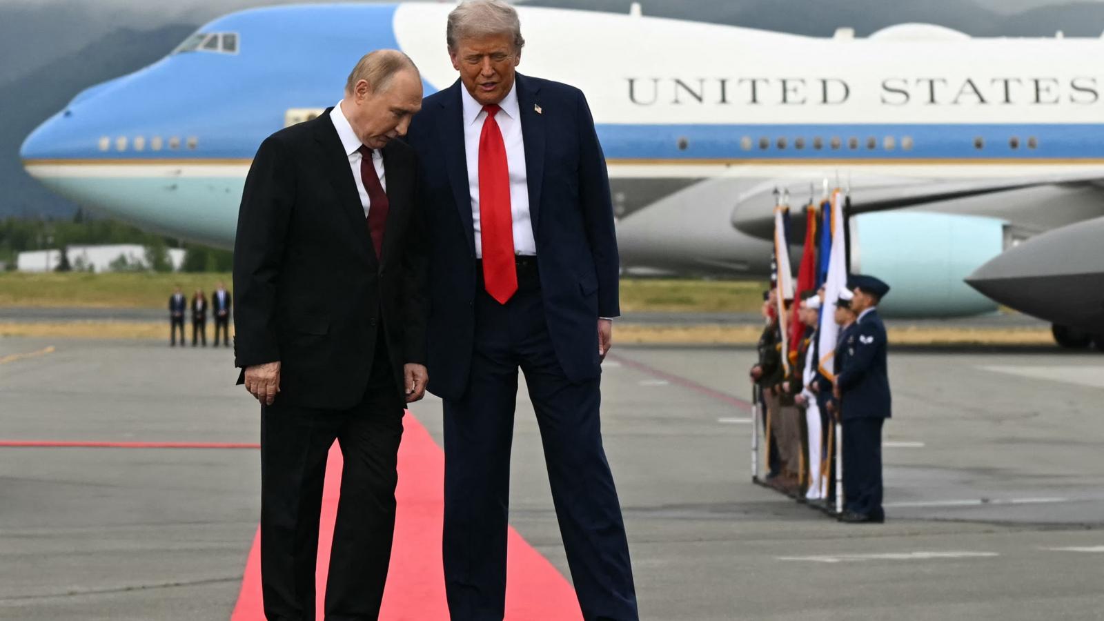 Miért Alaszka,
miért Trump,
miért Putyin?
Az eseményeket
követőknek
be kell érniük
spekulációkkal
néhány felvétel,
a szereplők testbeszéde
alapján