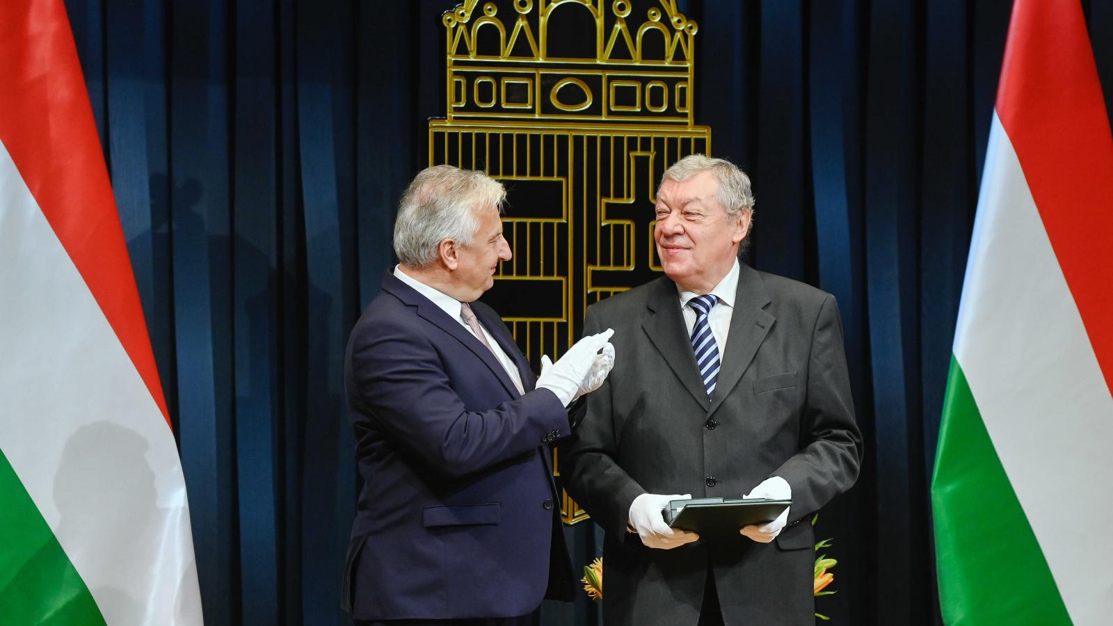 Semjén Zsolt átadja a Magyar Érdemrend középkeresztje kitüntetést Bába Ivánnak 2020. október 22-én