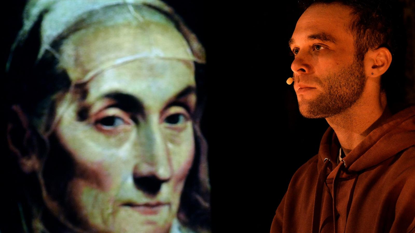 Dékány Barnabás természetes őszinteséggel tolmácsolja a fiatalember traumájáról szóló kortárs szöveget