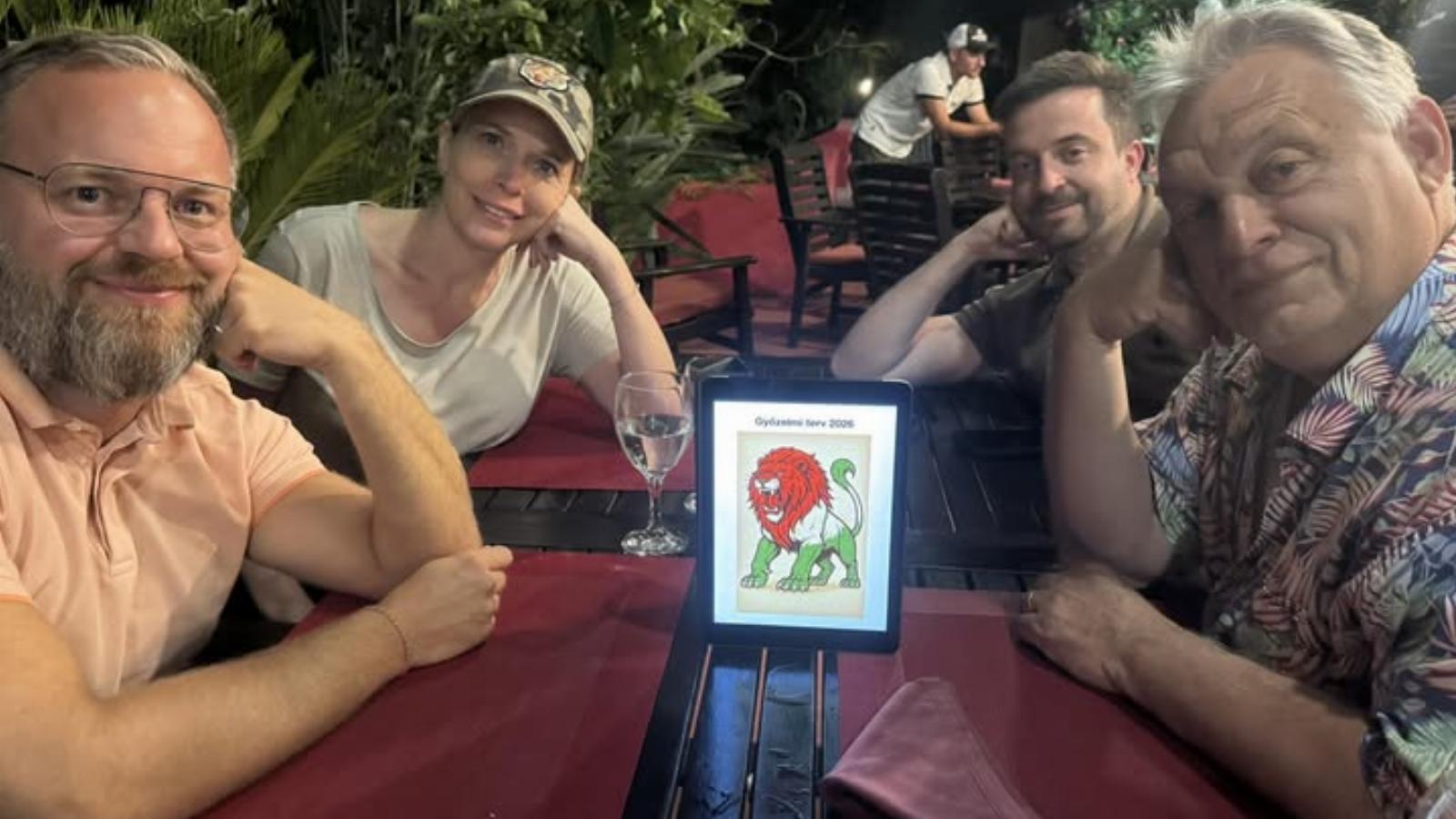 Orbán Balázs és Orbán Viktor, illetve Kaminsky Fanni és Máté János a győzelmi bejelentés idején