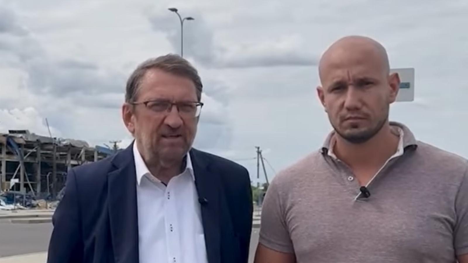 Komáromi Zoltán és Rónai Sándor a Flex munkácsi gyára előtt