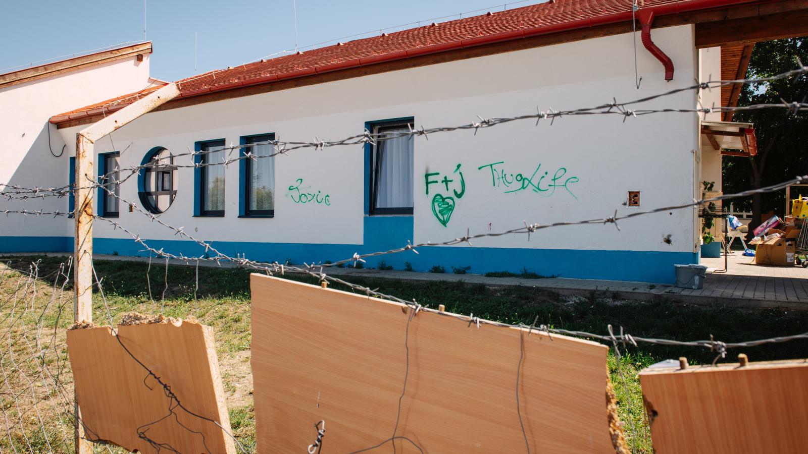 Szögesdrót és deszkadarabok Szolnokon – gyermekvédelem 2025-ben