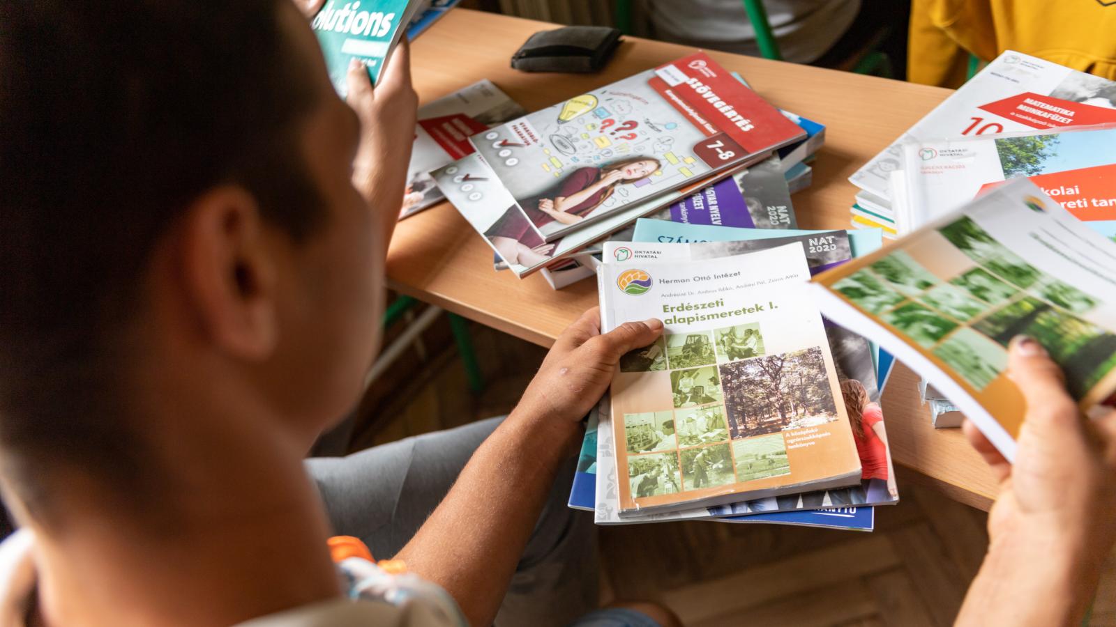 Az állami tankönyvek csak dísznek vannak, mert nehéz belőlük tanítani