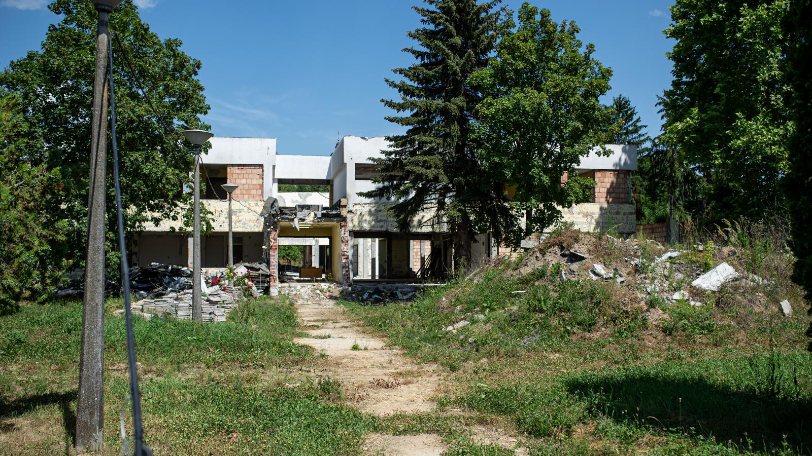 Már öt éve elmarad a csengetés, a gyerekricsaj, csak a romok maradtak