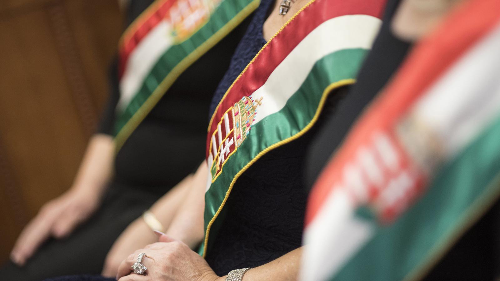 Ugyan az anyakönyvezés díja eltörpül az esküvők egyéb költségei mellett, de évről évre egyre többe kerül ez a szolgáltatás is