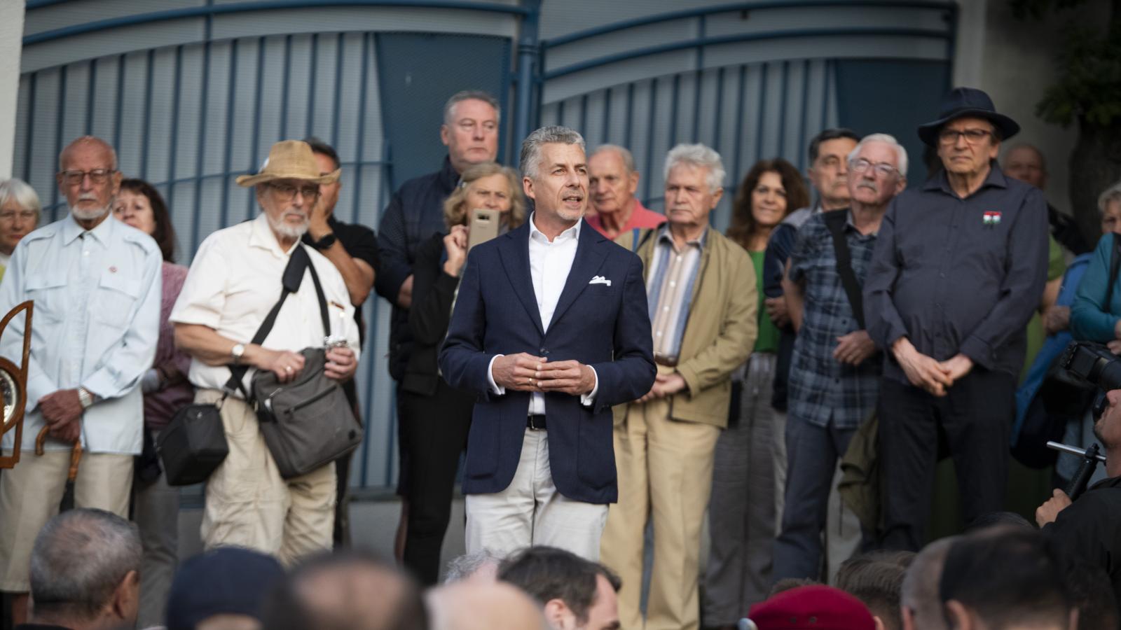 Illusztráció: Rákay Philp a budapesti ukrán nagykövetség előtt július 11-én