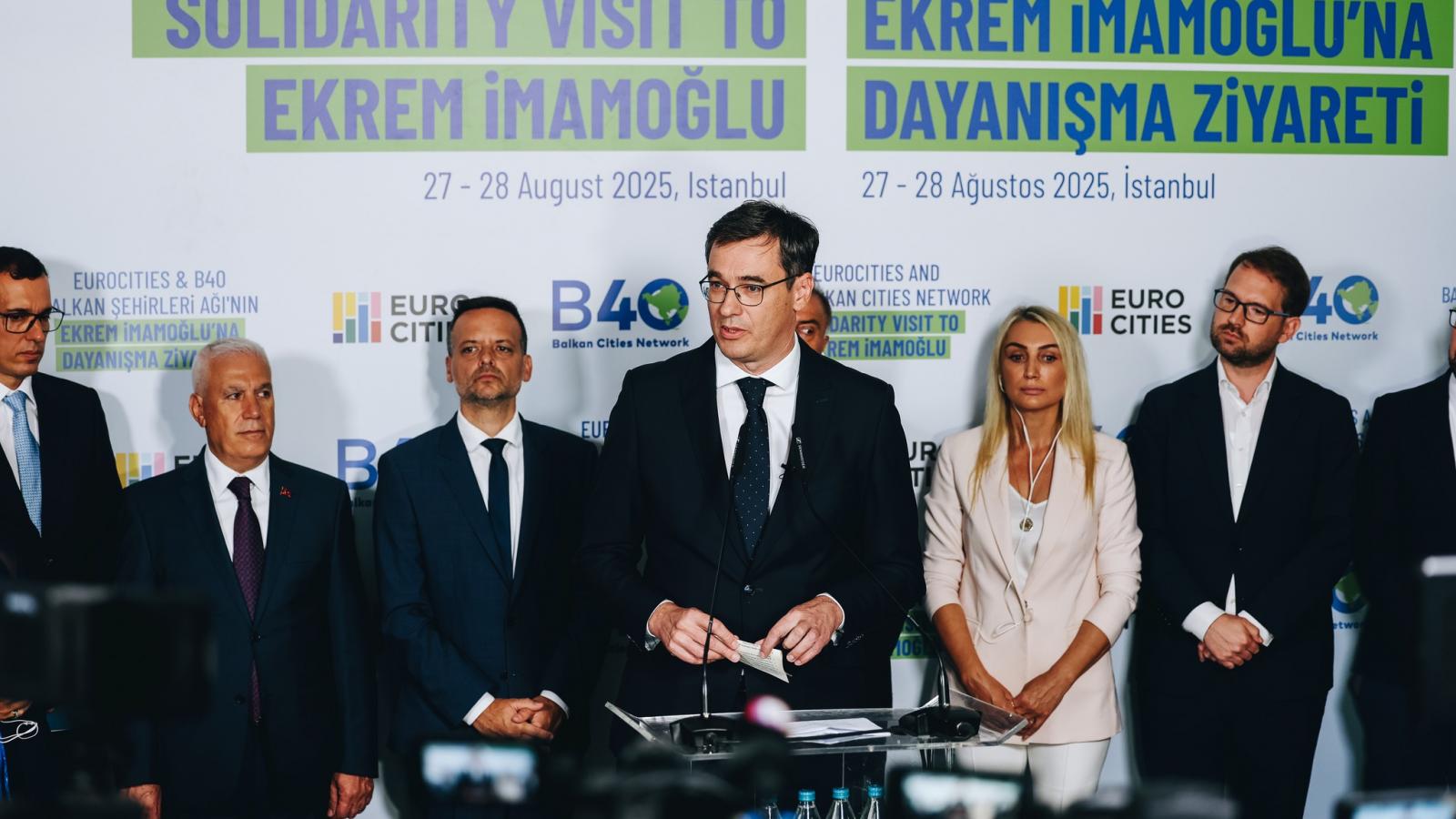 Karácsony Gergely Isztambulban augusztus 28-án. Mögötte jobbra Dilek İmamoglu, a letartóztatott isztambuli polgármester, Ekrem İmamoglu felesége 