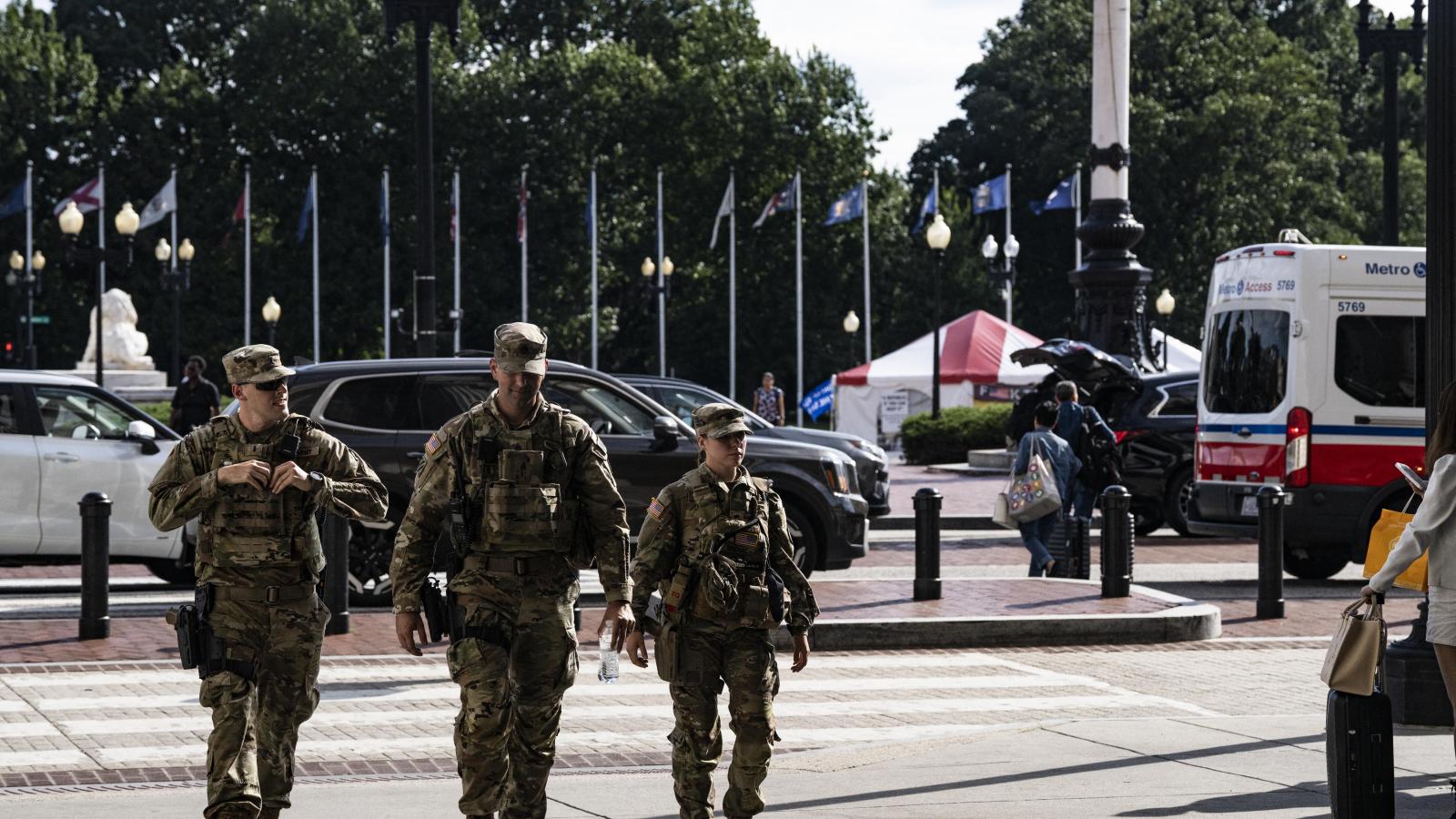 Washington DC lakóit a gárdisták biztonságot ígérő megjelenése egyben egy katonai megszállásra emlékezteti