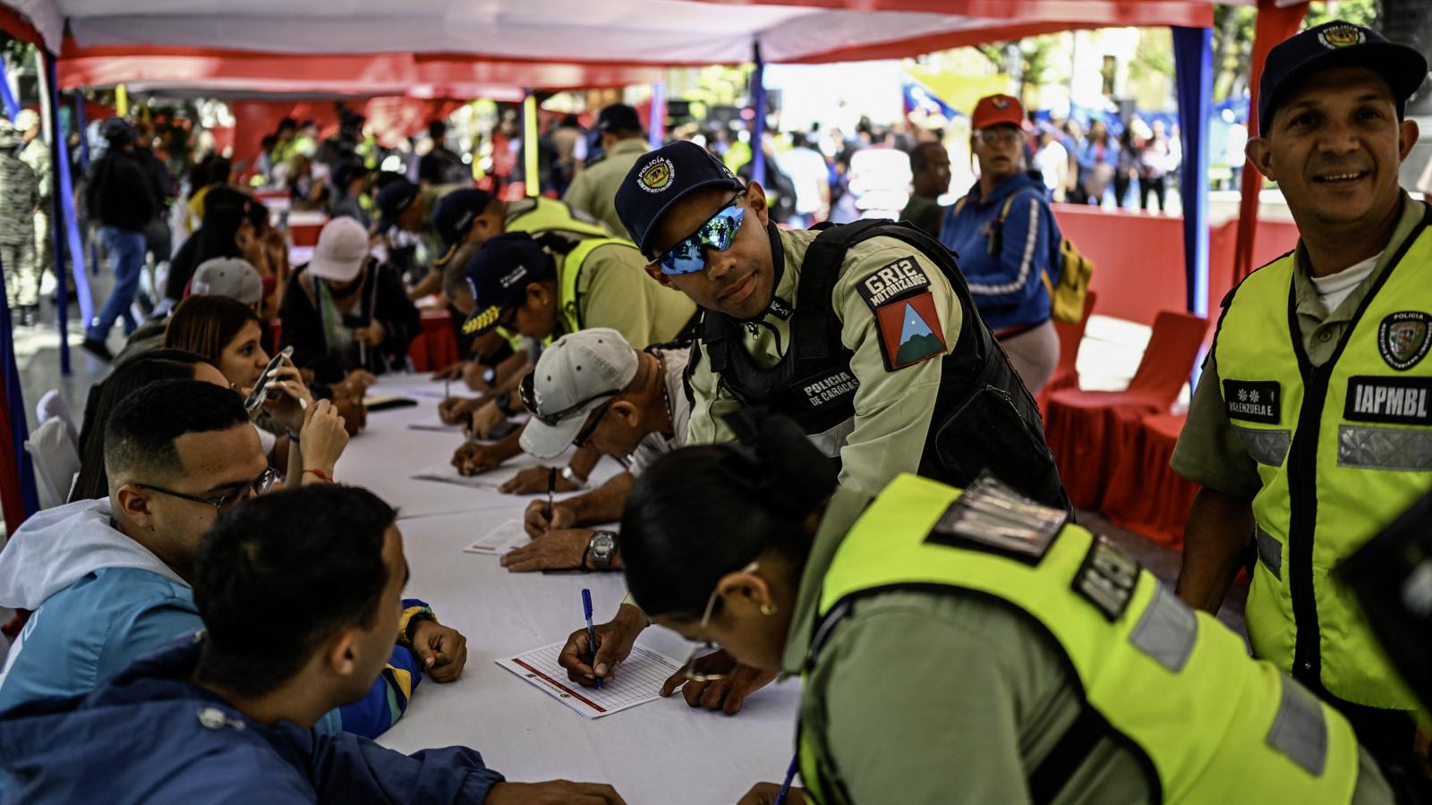 Rendőrök is jelentkeztek a civil milíciába. A kép a caracasi Bolívar téri toborzósátornál készült múlt szombaton