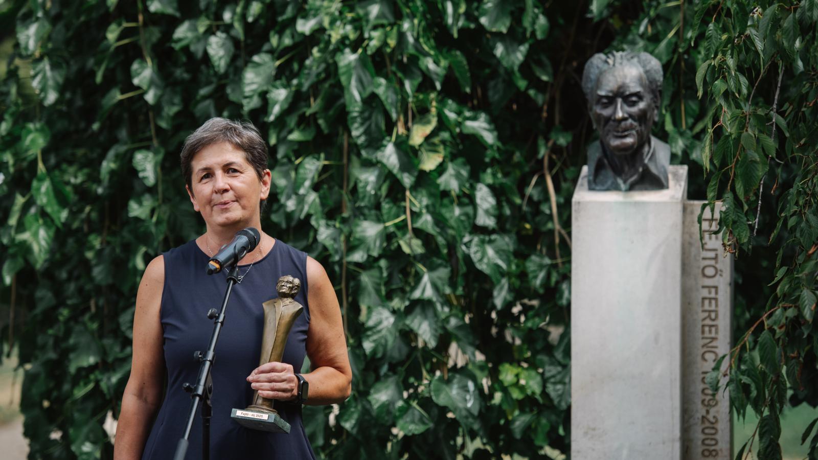 A tudósító az újságírás svájci bicskája. Mindenhez érteni kell: belpolitikához, gazdasághoz, sporthoz, kultúrához, tényfeltáráshoz. Doros Judit azonban még valamihez ért: képes a kisember nézőpontjából megmutatni és átélhetővé tenni a hétköznapokat