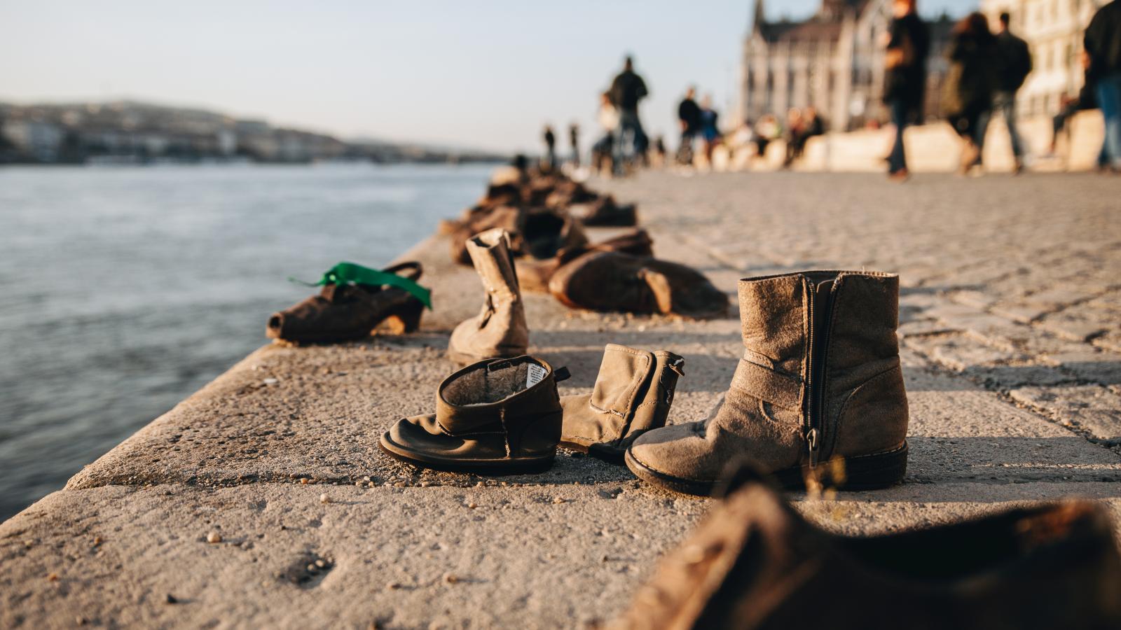 A budapesti holokauszt-emlékmű: Cipők a Duna-parton. Polányi Bélát Óbudán lőtték le, testét pedig a Dunába dobták