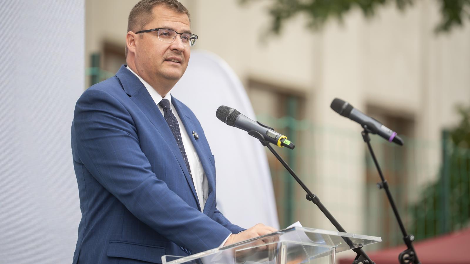 Nagy János, a Miniszterelnöki Irodát vezető államtitkár beszédet mond a baptista iskolák országos tanévnyitó ünnepségén