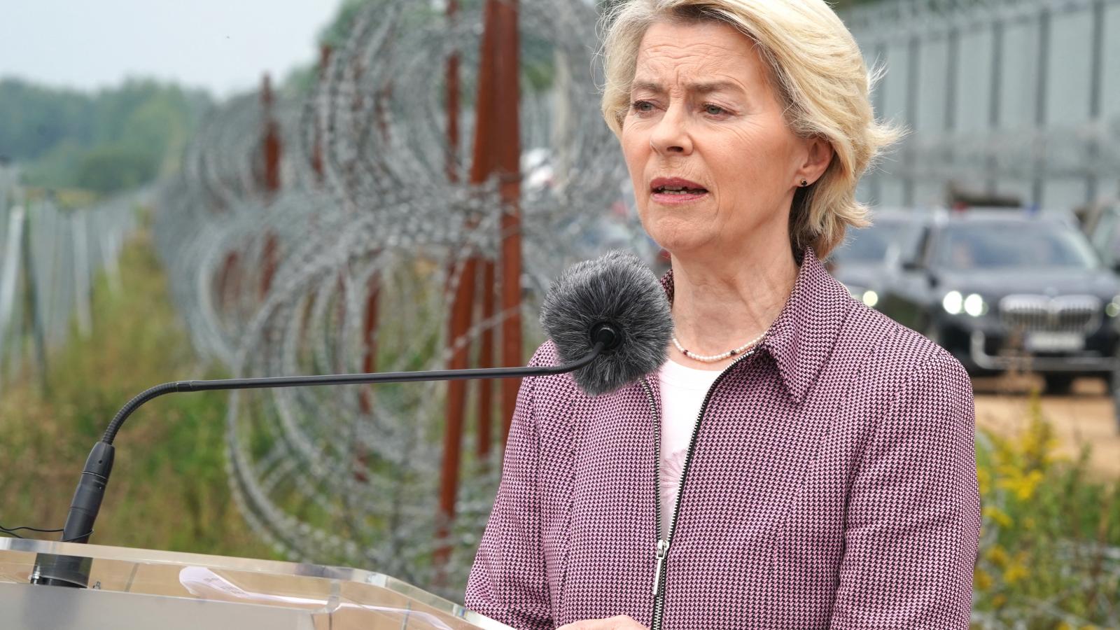 Ursula von der Leyen, az Európai Bizottság elnöke a lengyel-fehérorosz határon felállított kerítés előtt.