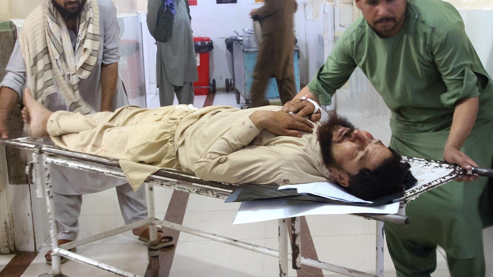 Önkéntesek kórházba visznek egy sérült férfit 2025. szeptember 1-én Dzsalalábádban