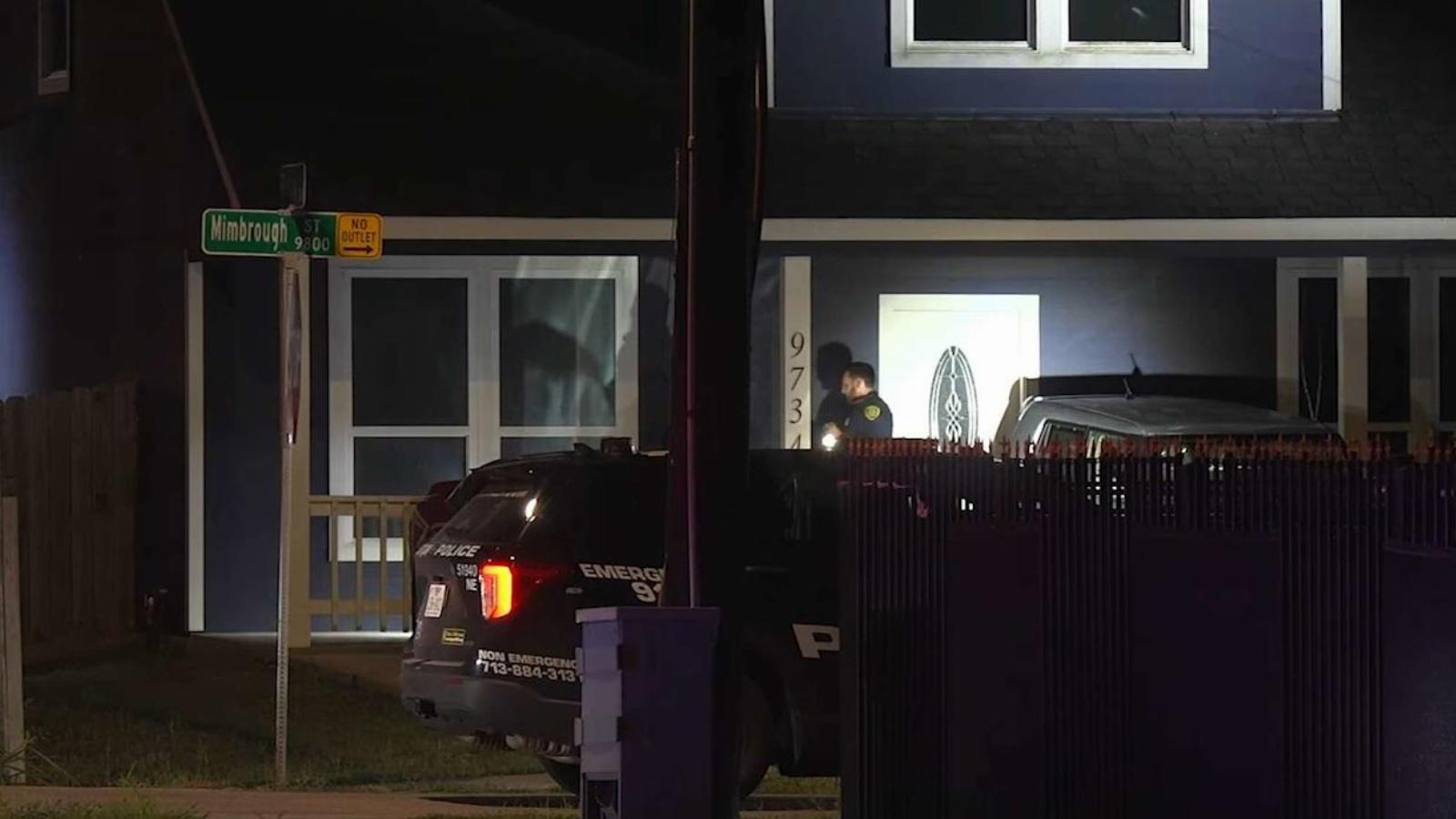 Helyszínelő rendőr a ház előtt augusztus 31-én