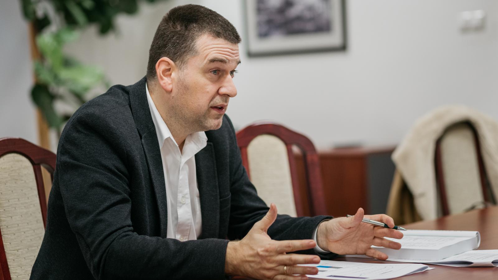 Kiss Ambrus: „A főváros esetében nem az a kérdés, hogy mennyi utat aszfaltozzunk le. Sokkal égetőbb kérdés, hogy miből fizessük ki a benzint a buszokba”