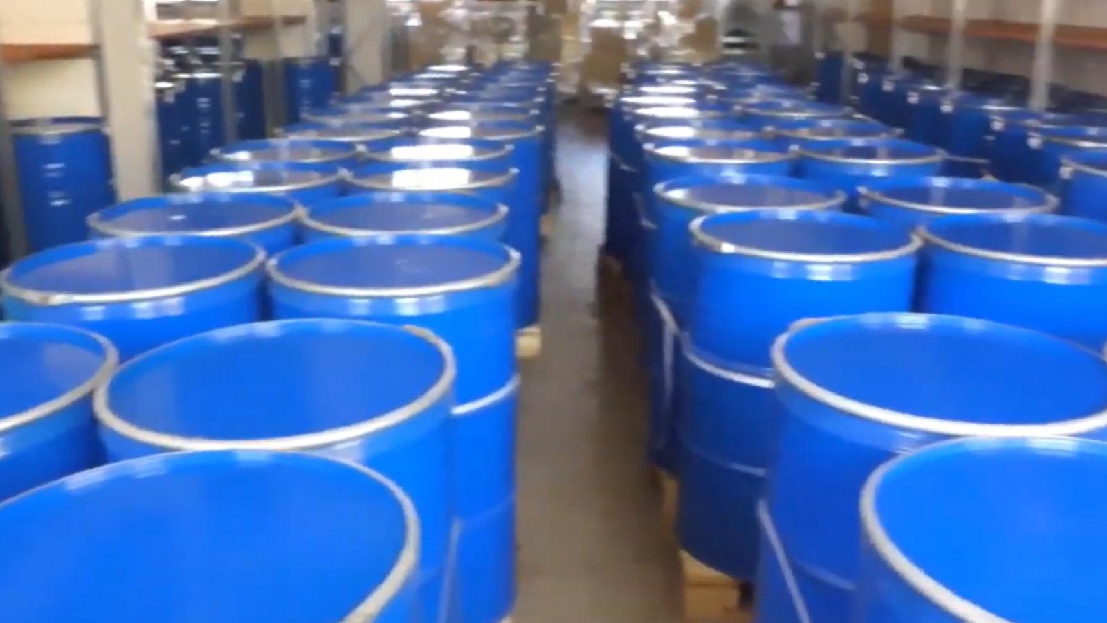 198 lezárt fémhordót találtak egy budapesti raktárban