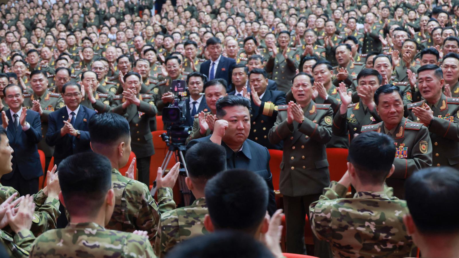 Kim Dzsongun az Ukrajnában elesett észak-koreai katonák emlékére tartott megemlékezésen Phenjanban 